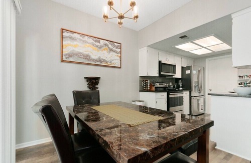 Lenexa House | 2BR/1.5BA|Townhouse 1King2Queen|Quiet