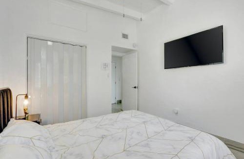 Central Fort Lauderdale Apartment | 2BR 1BA Home near Nightlife and Beach