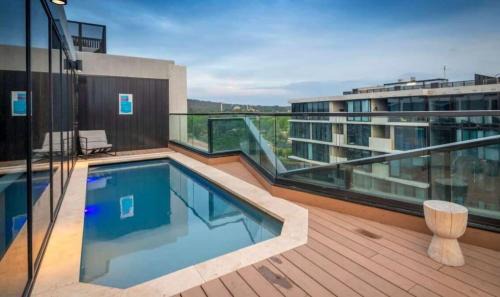 Reid Apartment | 2BR-1BR-1Car- CBD Pool Central