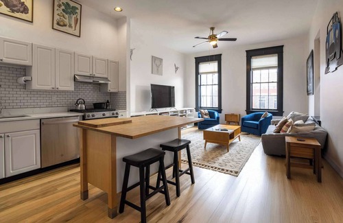 Covington Apartment | 2BR 2.5BA Retreat – Wet Bar, Deck, Private Parking