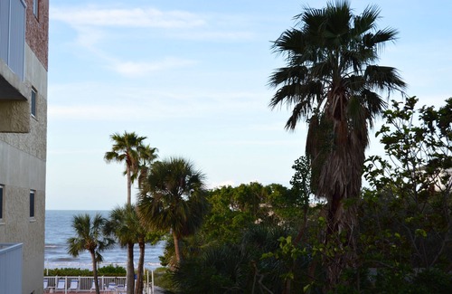 Redington Shores Condo | 2BR/2B Redington Shores Condo - Steps to Beach!