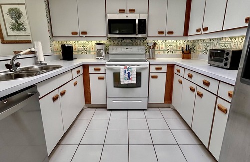 Briarcliffe Acres Condo | 2BR/2BA 15th Floor Penthouse, 10ft Ceilings -this view is out of this world!