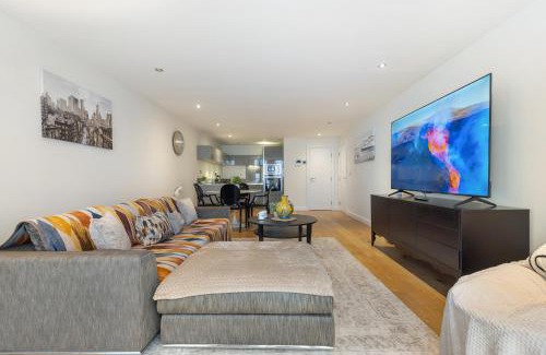 Larkhall Apartment | 2BR 2BA Balcony Clapham North