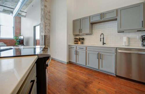 Crossroads Arts District Apartment | 2BR 2BA Spacious Historic Loft With Gym by ENVITAE