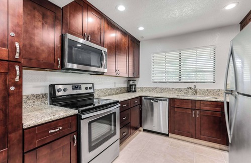 Palm Springs Condo | 2BR|2BA Stylish Palm Springs Oasis|Private Pool