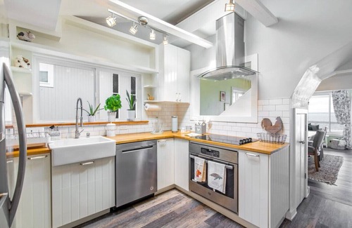Alki House | 2BR 2BA The Waterfront Gray on Alki Beach EXT STAY