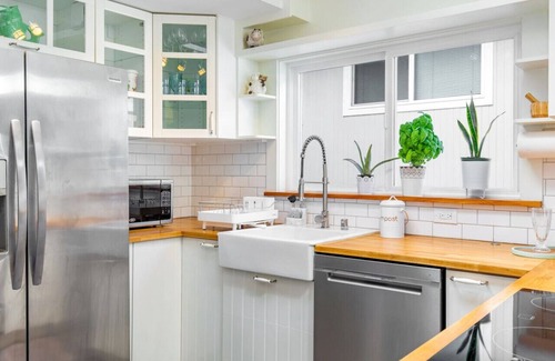 Alki House | 2BR 2BA The Waterfront Gray on Alki Beach EXT STAY