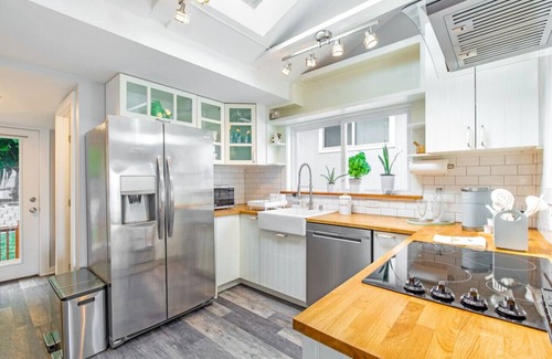 Alki House | 2BR 2BA The Waterfront Gray on Alki Beach EXT STAY