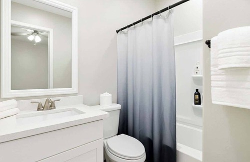 Glendale Apartment | 2BR/2BA w/3 Beds Prime Location
