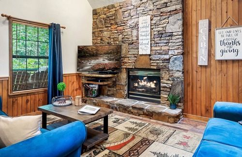 Pigeon Forge Cabin | ❤️2BR/2Bath sleeps 8, HiSpeed WiFi, Hot Tub, Great Location!❤️