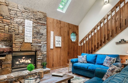 Pigeon Forge Cabin | ❤️2BR/2Bath sleeps 8, HiSpeed WiFi, Hot Tub, Great Location!❤️