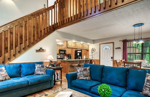 Pigeon Forge Cabin | ❤️2BR/2Bath sleeps 8, HiSpeed WiFi, Hot Tub, Great Location!❤️