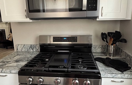Detroit House | 2BR 3 Queen Kitchen Safe & Quiet 10 min from DWNTN smart’s tv wifi AC