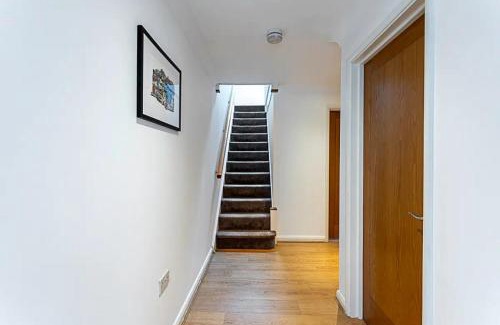 Hackney House | 2BR , 50" TV, Nespresso machine, direct access