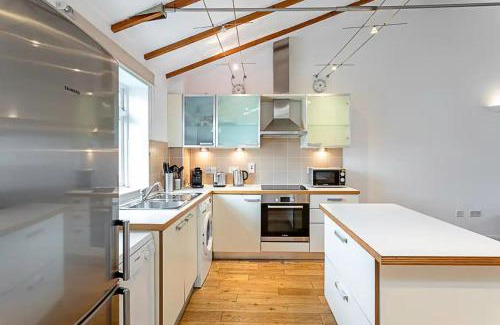 Hackney House | 2BR , 50" TV, Nespresso machine, direct access