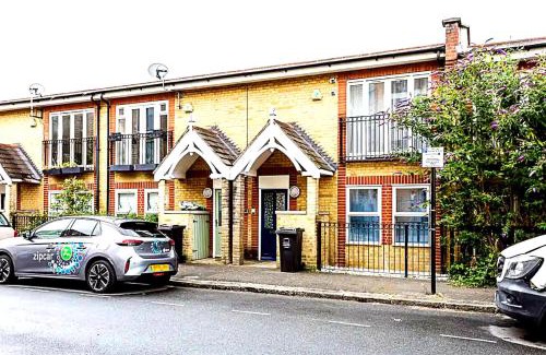 Hackney House | 2BR , 50" TV, Nespresso machine, direct access