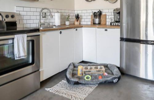 Mountain 1st Avenue Apartment | 2BR 6 Min to UofA BBQ, Sunshine & Cozy Vibes!