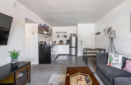 Mountain 1st Avenue Apartment | 2BR 6 Min to UofA BBQ, Sunshine & Cozy Vibes!