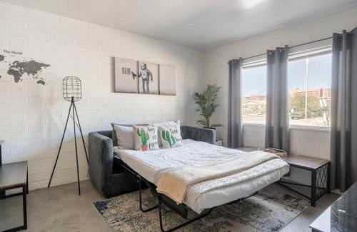 Mountain 1st Avenue Apartment | 2BR 6 Min to UofA BBQ, Sunshine & Cozy Vibes!