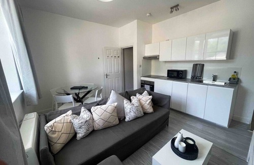 Brighton City Centre Condo | 2BR Apt Brighton City Centre| Free Parking, Slps 6
