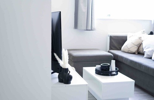 Brighton City Centre Condo | 2BR Apt Brighton City Centre| Free Parking, Slps 6