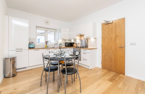 Dartford Apartment | 2BR Apt-Sleeps 5-Accessible-Central Dartford