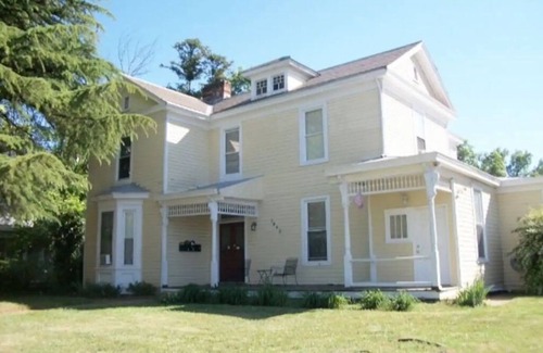 Rivermont House | 2BR Apt w/kitchen. Discounts. Large, Sleeps 6-8