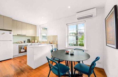 East Melbourne Apartment | 2BR Art Deco Apt - A Hidden Gem in East Melbourne!