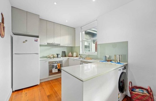 East Melbourne Apartment | 2BR Art Deco Apt - A Hidden Gem in East Melbourne!