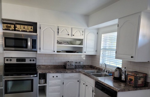 Indialantic House | 2BR Beach Getaway, Full Kitchen, Large Yard, Steps From The Beach, Melbourne, FL