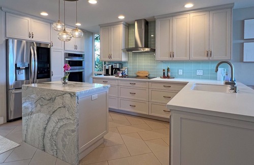Townsite Condo | 2BR Beachfront Bliss, Pool & Jacuzzi, Sandy Beach, Newly Remodeled