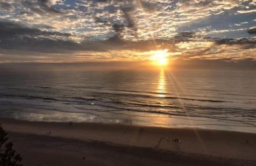 Surfers Paradise Apartment | 2BR Beachfront Family Friendly Surfers Apartment