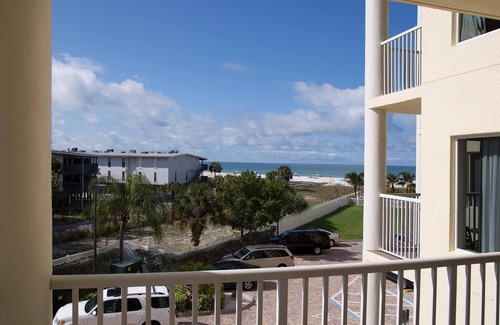 Treasure Island Condo | 2BR Beachfront Condo: Romantic Getaway