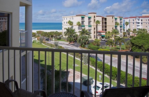Treasure Island Condo | 2BR Beachfront Condo: Romantic Getaway