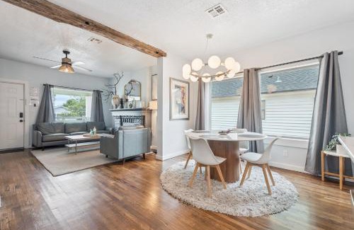 Miller House | 2br Bungalow Plaza & Uptown Private Yard #09