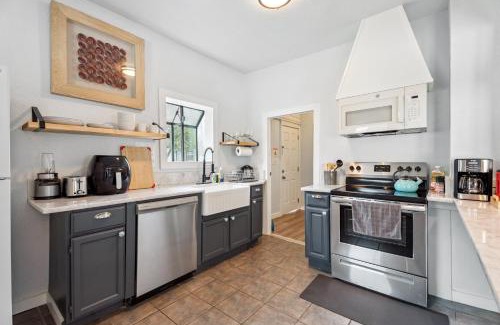 Miller House | 2br Bungalow Plaza & Uptown Private Yard #09
