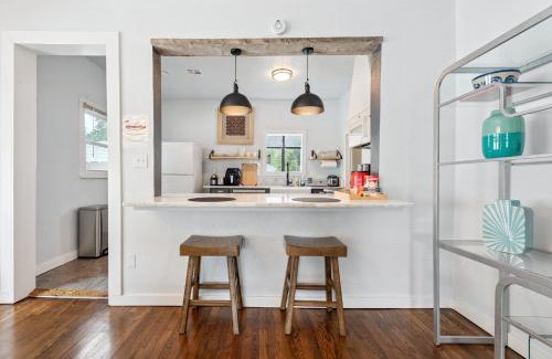Miller House | 2br Bungalow Plaza & Uptown Private Yard #09