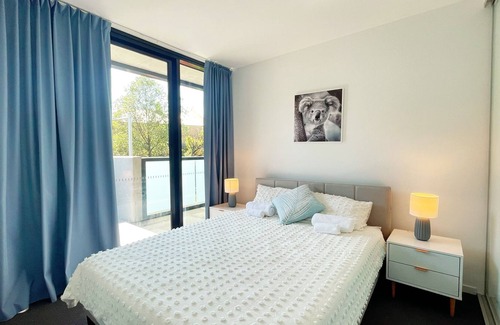 Reid Apartment | 2BR CBD Apartment! Free Parking & Swimming Pool!