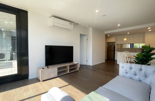Reid Apartment | 2BR CBD Apartment! Free Parking & Swimming Pool!