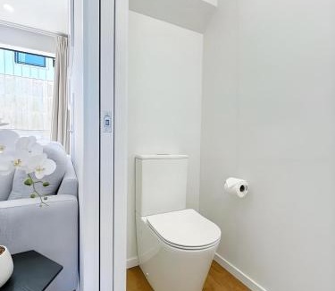 Grey Lynn House | 2BR City Townhouse with air con Courtyard and Parking