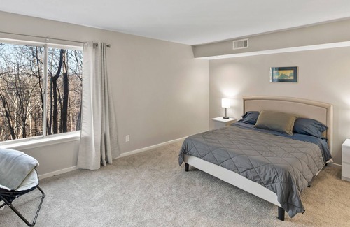 Charlottesville Condo | 2BR Comfort in the C'Ville woods