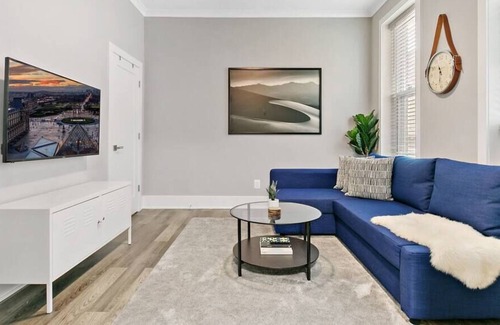 West Town Apartment | 2BR Comfy and Stylish Apt in West Town