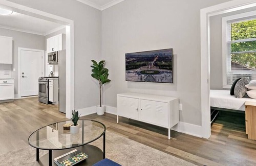 West Town Apartment | 2BR Comfy and Stylish Apt in West Town