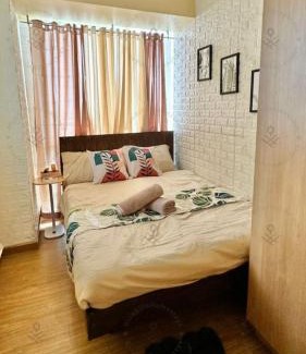 Pasay House | 2BR condo Azure Netflix, Karaoke & Board games