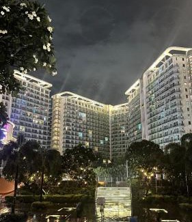Pasay House | 2BR condo Azure Netflix, Karaoke & Board games