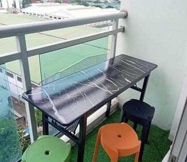 Pasay House | 2BR condo Azure Netflix, Karaoke & Board games