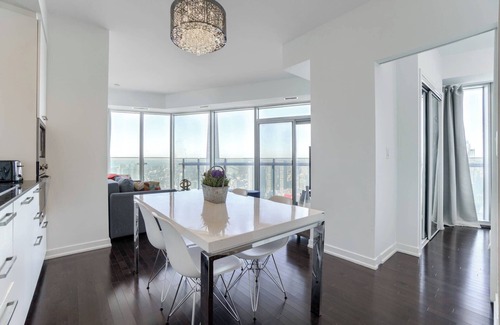 Toronto Entertainment District Condo | 2BR Condo + Free Parking - CN Tower, Ent District