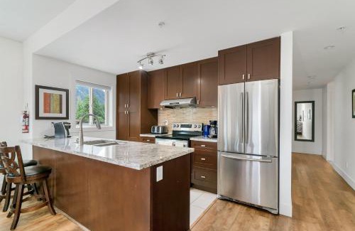 Harrison Hot Springs Apartment | 2BR Condo Urban Retreat