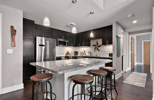 Asheville Condo | 2BR Condo w/Balcony + Free Tix | Walk to Downtown