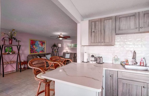 Bolongo Bay Condo | 2BR condo w/pool - 5 min walk to the beach!